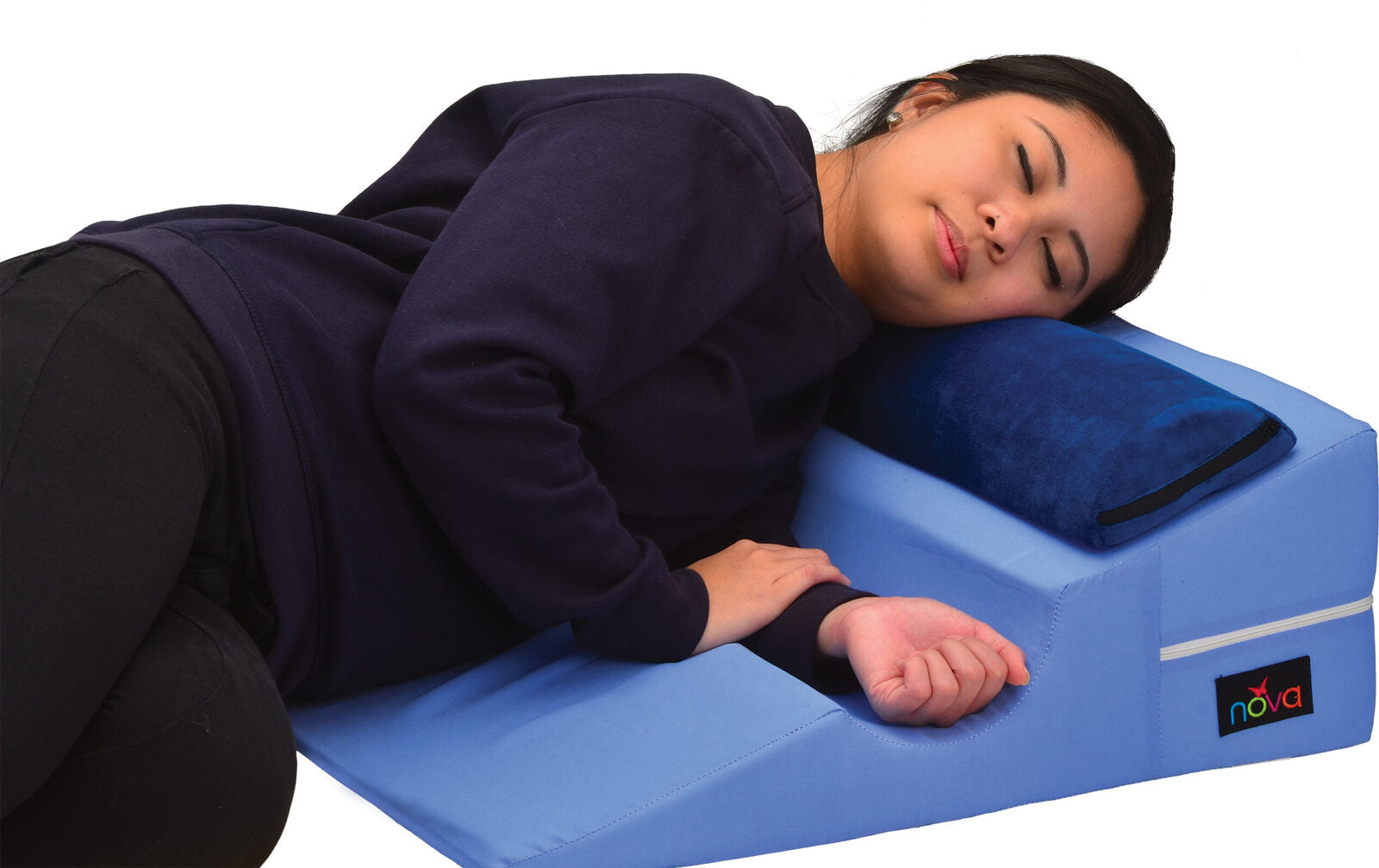 PRINT_2699-R IN USE – SEMI ROLL AS PILLOW